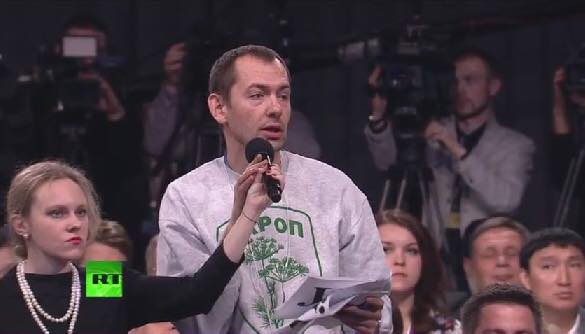 Журналист «УНИАН» выставил на аукцион толстовку, в которой задавал вопросы Путину Журналист «УНИАН» выставил на аукцион толстовку, в которой задавал вопросы Путину
