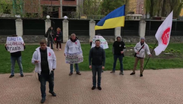 Прокуроры спрятались от журналистов в здании прокуратуры Прокуроры спрятались от журналистов в здании прокуратуры