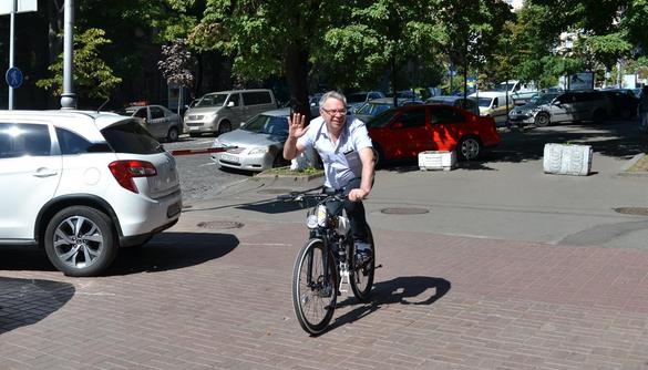 Слідами Кличка: голова Нацради приїхав на роботу на велосипеді