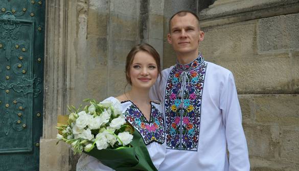 Красиві та щасливі: редактор UaReview та його дружина показали світлини з вінчання Красиві та щасливі: редактор UaReview та його дружина показали світлини з вінчання
