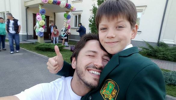 Діти &ndash; в школу, батьки &ndash; в соцмережі: як медійники День знань святкують