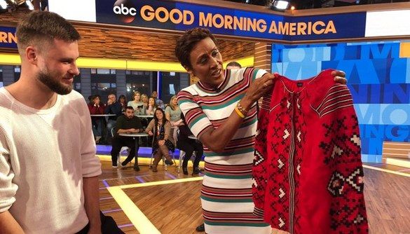 Легендарна ведуча Good morning America пообіцяла вийти в ефір в українській вишиванці