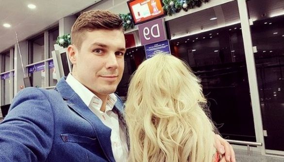 Екс-&laquo;холостяк&raquo; Дмитро Черкасов ховає обличчя коханої, але не ховає її сідниці