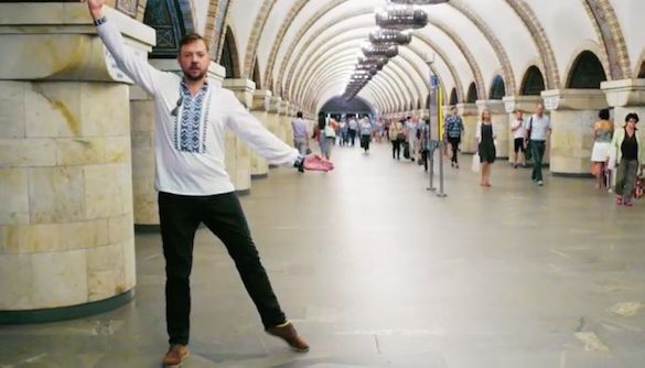 Британские дипломаты станцевали украинский народный танец на улицах Киева