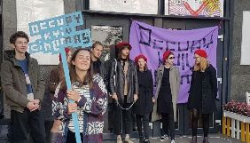 Під стінами &laquo;Кінопанорами&raquo; провели акцію-перформанс проти закриття кінотеатру