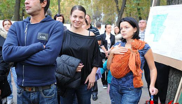 Маричка Падалко с новорожденным протестует под посольством США