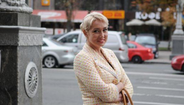 Наталья Розинская убирает за коровами и разыскивает стоматолога из Туниса