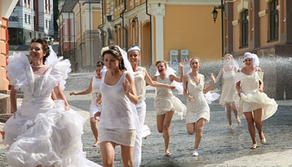 В Киеве невестам устроили бег с препятствиями (ФОТО, ВИДЕО)
