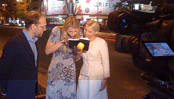 Ольга Червакова диктует Юлии Тимошенко, что говорить перед камерами