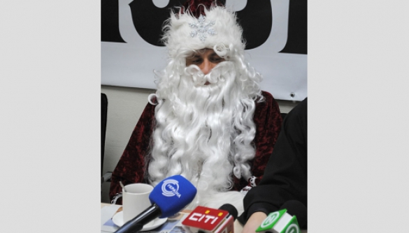 Канал «Украина» выкрал Деда Мороза из редакции «Известий в Украине»!