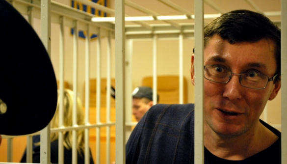 Луценко в тюрьме смотрит «Голос країни»