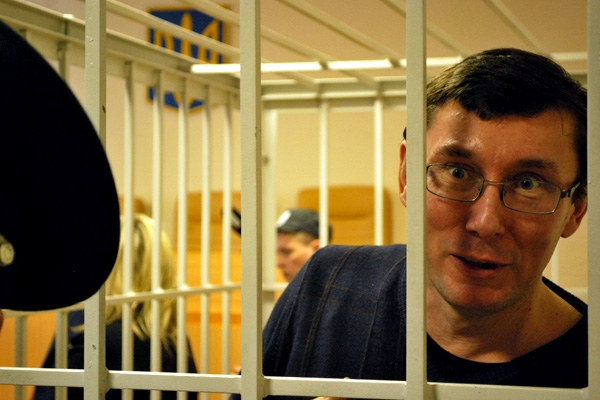 Луценко в тюрьме смотрит «Голос країни»