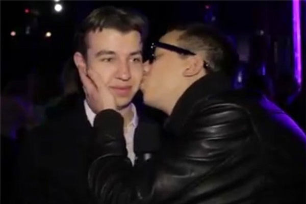 Леша Дурнев – гей?