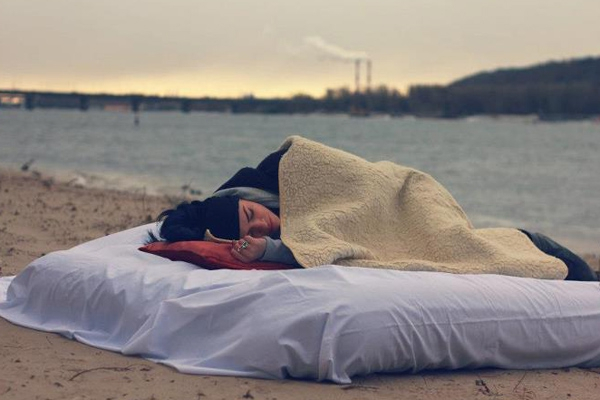 Даша Ши спит на улице (ФОТО)