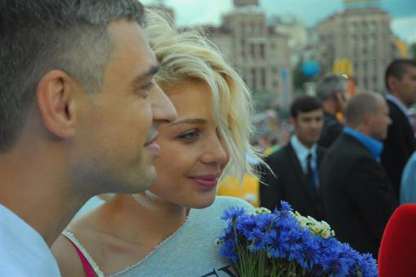 Тина Кароль отметила годовщину свадьбы в фан-зоне (ВИДЕО)