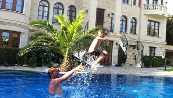 В Сети появились фотографии отдыхающего на Кипре Пономарева с сыном (ФОТО)