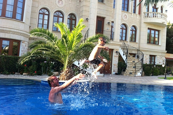 В Сети появились фотографии отдыхающего на Кипре Пономарева с сыном (ФОТО)
