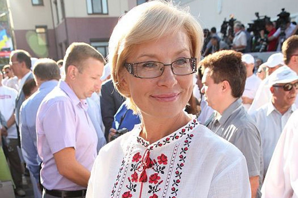 Колоритные наряды сторонников Тимошенко и Яценюка (ФОТО)