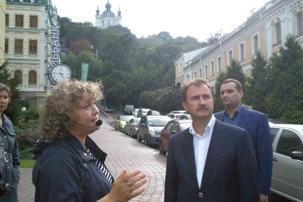 Как Александр Попов водил журналистов на экскурсию по Подолу (ФОТО)