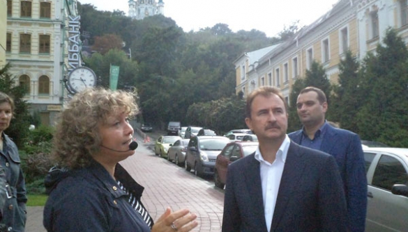 Как Александр Попов водил журналистов на экскурсию по Подолу (ФОТО)