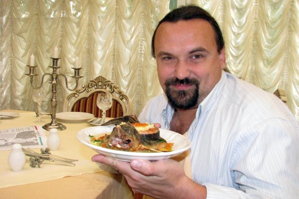 Александр Чаленко ест сало и поет украинские песни (ВИДЕО)