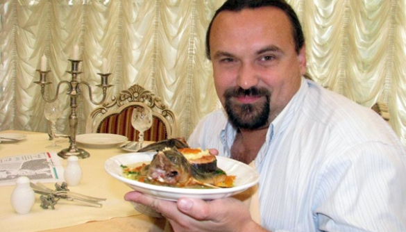 Александр Чаленко ест сало и поет украинские песни (ВИДЕО)