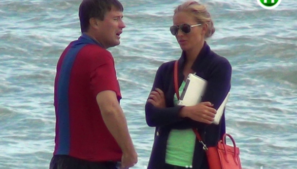 Катя Осадчая отдыхает с молодым человеком на ялтинском пляже (ФОТО, ВИДЕО)
