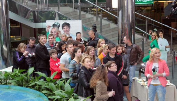Ведущая Нового канала прикармливает зрителей в торговом центре (ФОТО)