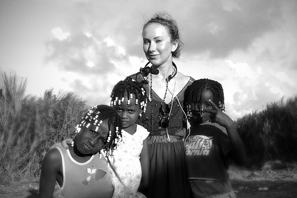 Продюсер «Холостяка» Ксения Бугримова присмотрела себе на Гаити черного мальчика?
