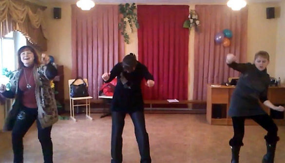 Три бабы круто танцуют под взорвавшую интернет песню про «Лісапет» (ВИДЕО)