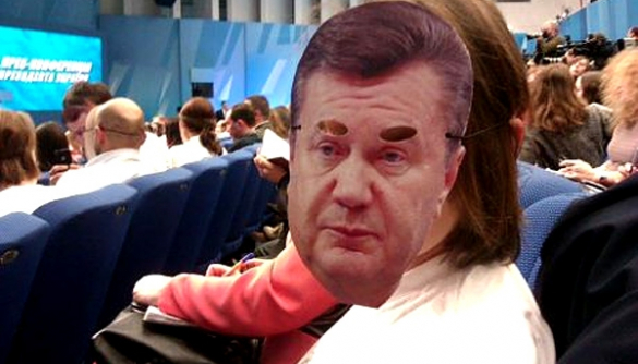 Журналисты сделали из лица Януковича маску (ФОТО)