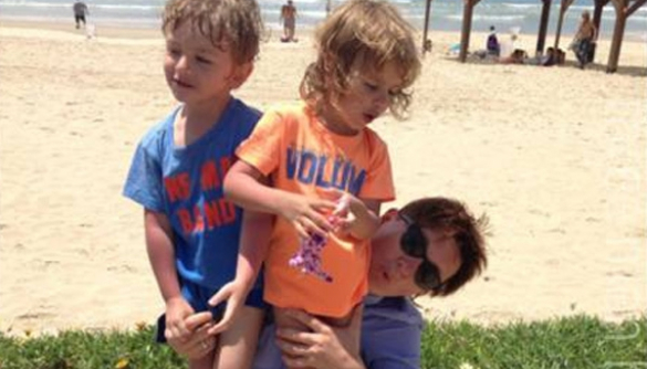 Диана Арбенина выложила фото с детьми на израильском пляже