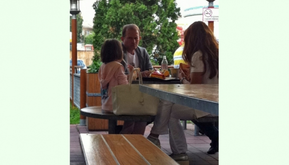 Оксана Марченко с дочкой и мужем пообедали в Макдоналдсе (ФОТО)