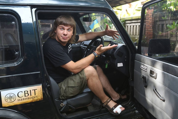 На Бали ведущий Дмитрий Комаров сломал палец и стал жертвой местных воров