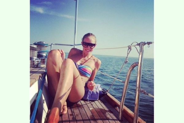 Катя Осадчая отдыхает в купальнике на яхте (ФОТО)