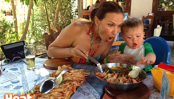 Эвелина Блёданс отдыхает на Крите и готовит сына к школе (ФОТО)