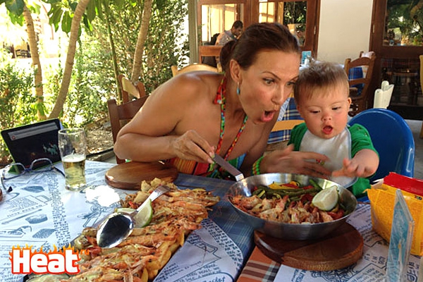 Эвелина Блёданс отдыхает на Крите и готовит сына к школе (ФОТО)