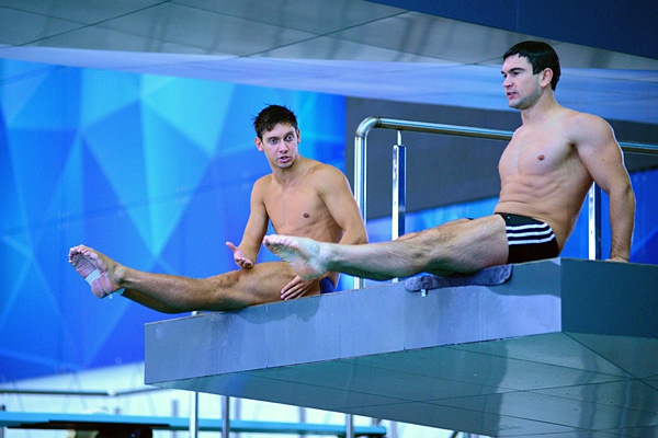 Как прыгают с трамплина и травмируются в бассейне участники шоу «Вышка» (ФОТО)