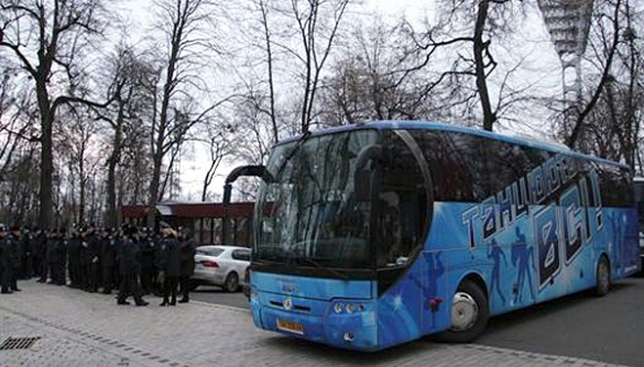 «Беркут» приехал на Евромайдан на автобусе «Танцюють всі!»