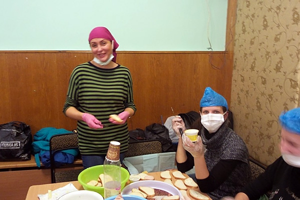 Жена Арсения Яценюка работает на кухне Евромайдана (ФОТО)