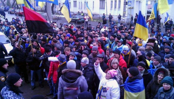 Как митингующие сначала пикетировали каналы, а потом поддерживали (ФОТО)