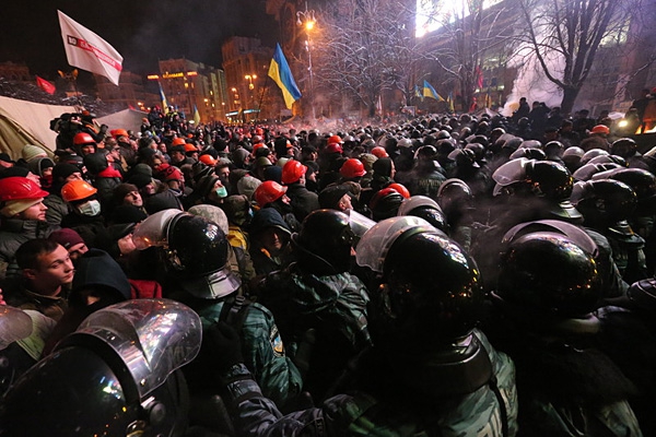 Ночной штурм Майдана глазами украинских журналистов (ФОТО)