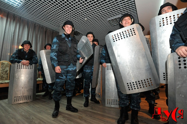 «Беркут» «захватил» Дворец «Украина» во время концерта «Вечернего Квартала» (ФОТО)