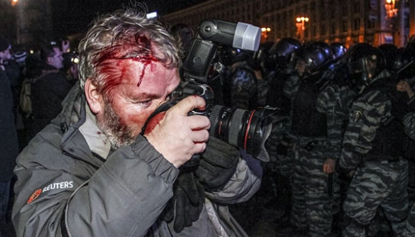 Как «Комсомольская правда» «разоблачала» разгон Майдана и пострадавшего фотографа Глеба Гаранича