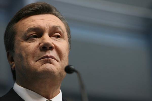 Как Янукович после круглого стола убегает от журналистов (ВИДЕО)