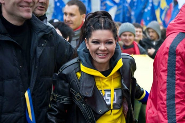 Руслана встретила Рождество на Майдане и привезла митингующим торт (ФОТО)