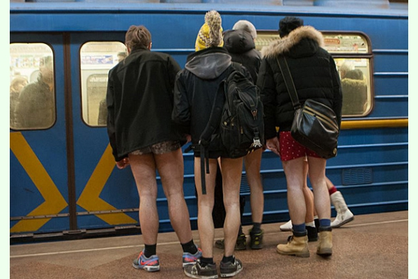 Фотограф устроила в Киеве флешмоб «В метро без штанов» (ФОТО)