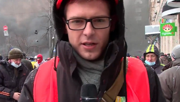 Как работает бесстрашный польский журналист в центре Киева (ВИДЕО)