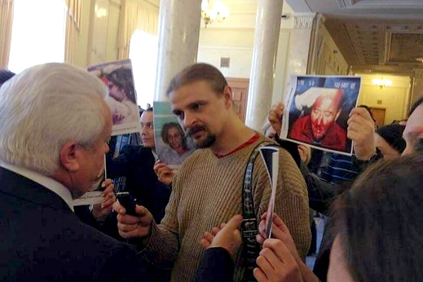 Журналисты в Раде показали депутату Олейнику избитых коллег