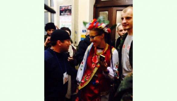 После интервью с Тягнибоком Собчак пришла на Майдан в вышиванке (ФОТО)